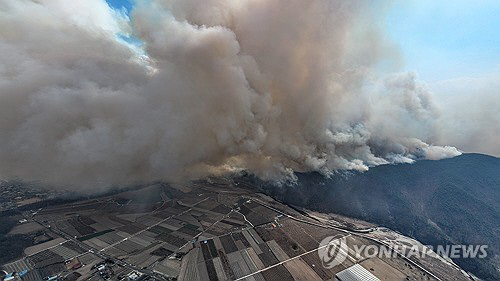 강풍에 확산하는 산불.[연합뉴스]